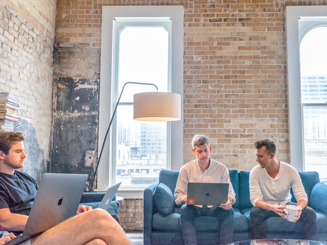 découvrez l'assurance responsabilité professionnelle, essentielle pour protéger votre activité contre les risques financiers liés aux erreurs, omissions ou négligences. obtenez une couverture adaptée à vos besoins professionnels pour exercer en toute sérénité.